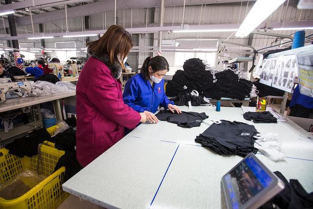 大姐組建5個班組，工人月工資可達6000元 臨時變身口罩工服裝廠復工復產紀實